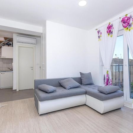 Gorgeous Apartment In Omis With Kitchen Екстер'єр фото