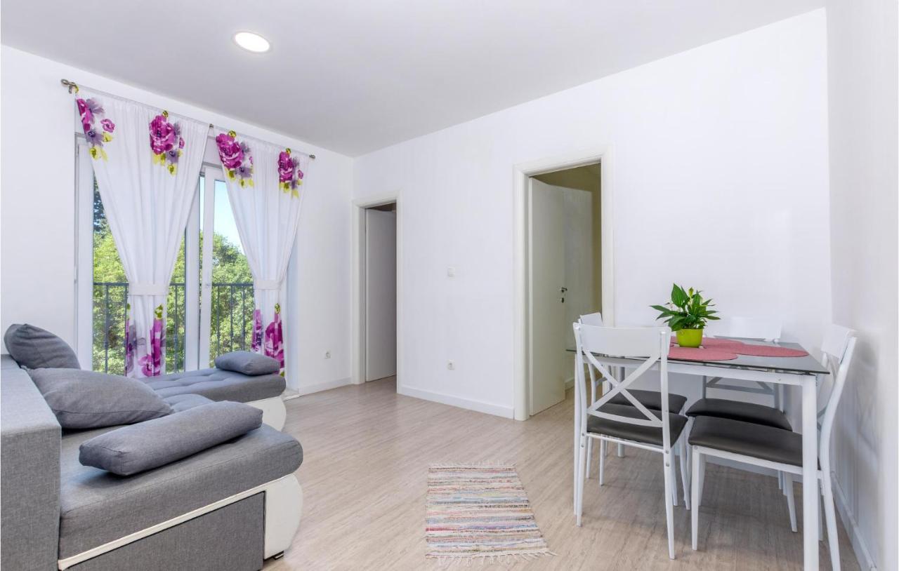 Gorgeous Apartment In Omis With Kitchen Екстер'єр фото